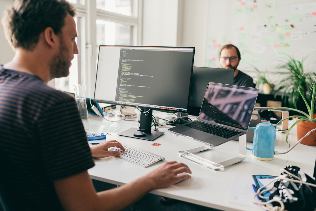 Absolventa beim Arbeiten Absolventa beim Arbeiten