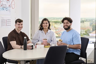 Leon, Vanessa und Mohamed bei der gemeinsamen Mittagspause