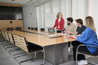 Thalia, Mohamed, Kevin und Shirley-Anna bei einer Gruppenarbeit