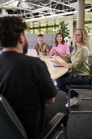 Leon, Vanessa, Shirley-Anne und Mohamed bei der Besprechung von Aufgaben