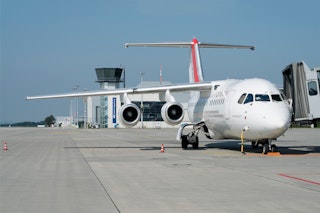 Flugzeug Frontal mit Tower