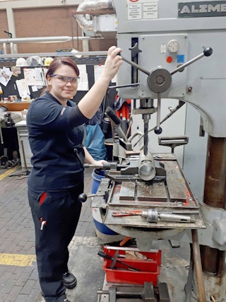 Mädels in technischen Berufen ist längst keine Seltenheit mehr! Bewirb dich jetzt als Industriemechanikerin (w/m/d)!