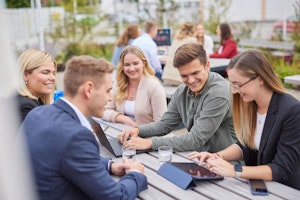 Mitarbeitende arbeiten Outdoor zusammen